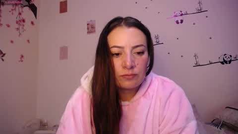 Snapshot of pearl_3 chatting on 11-27-25, 04:25 Pearl online show from 11-27-25, 04:25