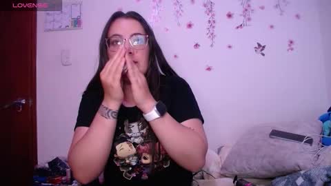 Snapshot of pearl_3 chatting on 03-06-26, 05:04 Pearl online show from 03-06-26, 05:04