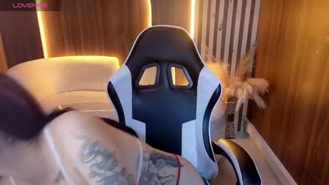 Snapshot of peige_tx chatting on 11-23-25, 01:00 peige_tx online show from 11-23-25, 01:00