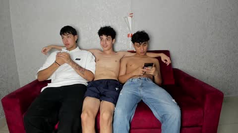 Snapshot of pelusos_mens chatting on 01-07-25, 03:35 CAIN-19 ALLEN-18 RONALD-18 AUSTIN-18 MOD DANTE online show from 01-07-25, 03:35