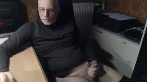 Snapshot of pemue65 chatting on 03-16-26, 05:44 Pemue65 online show from 03-16-26, 05:44