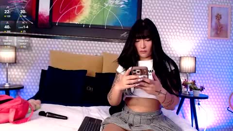 Snapshot of penelopee_28 chatting on 05-17-26, 04:10 Penelope Lets get to 100 hands up online show from 05-17-26, 04:10