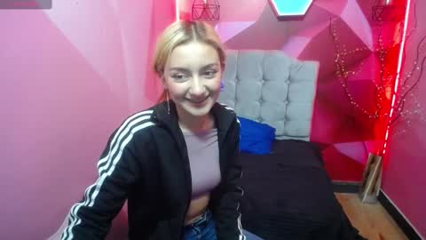 PERLA RED online show from 02-12-25, 12:22