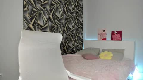 Mia online show from 12-04-25, 08:23