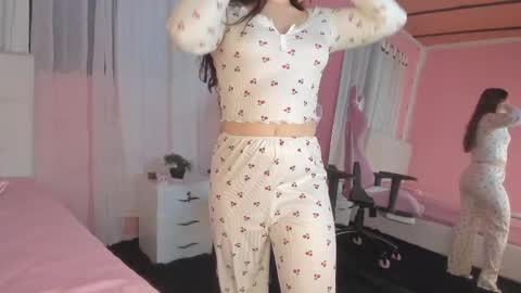 Snapshot of persefone_saira chatting on 11-21-25, 09:30 Marie online show from 11-21-25, 09:30