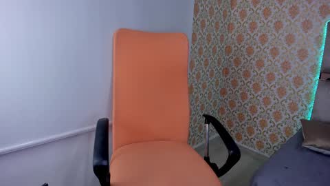 Snapshot of pervert_milf2023 chatting on 12-18-24, 01:15 Isabella online show from 12-18-24, 01:15