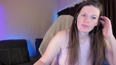 Snapshot of pessimistically_optimistic chatting on 12-04-25, 12:03 Kelly online show from 12-04-25, 12:03