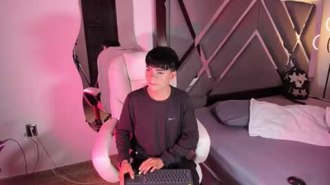 Snapshot of peter_chase chatting on 09-20-25, 06:31 Peter online show from 09-20-25, 06:31