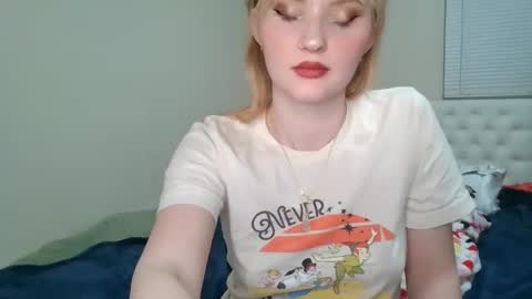 Snapshot of petite_cupcake chatting on 03-06-25, 02:30 Little cupcake online show from 03-06-25, 02:30