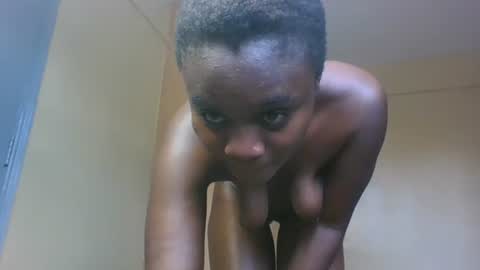 Snapshot of petite_linsey chatting on 04-05-26, 11:29 linsey online show from 04-05-26, 11:29