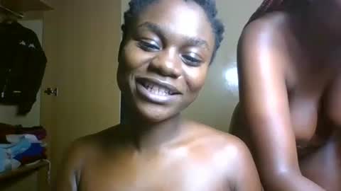 Snapshot of petite_linsey chatting on 05-14-26, 11:11 linsey online show from 05-14-26, 11:11