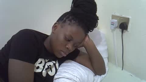 petite_melan online show from 12-17-25, 08:20