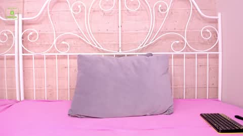 Snapshot of petitecharlize chatting on 12-18-24, 10:51 Charlize XL online show from 12-18-24, 10:51