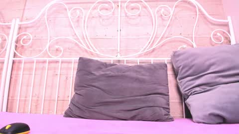 Snapshot of petitecharlize chatting on 12-24-24, 07:49 Charlize XL online show from 12-24-24, 07:49