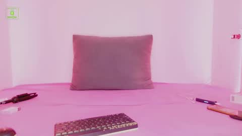 Snapshot of petitecharlize chatting on 02-24-25, 01:35 Charlize XL online show from 02-24-25, 01:35
