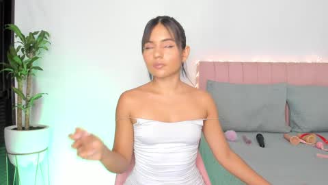 Snapshot of petitedanna chatting on 02-25-25, 10:58 Danna online show from 02-25-25, 10:58