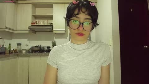 Snapshot of petitee_lunna chatting on 02-03-26, 01:04 Lunna online show from 02-03-26, 01:04