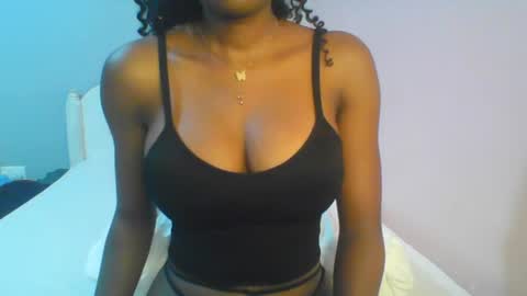 Snapshot of petiteediva chatting on 06-20-26, 02:47 diva online show from 06-20-26, 02:47