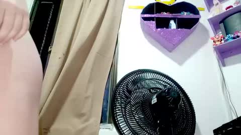 Snapshot of petiteivoryqueen chatting on 05-01-26, 05:56 danna online show from 05-01-26, 05:56