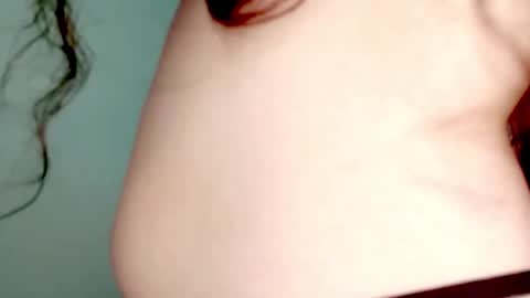 Snapshot of petiteivoryqueen chatting on 05-06-26, 05:46 danna online show from 05-06-26, 05:46