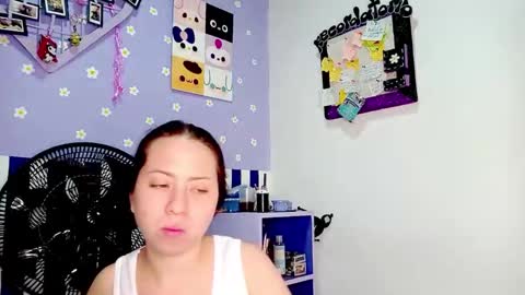 Snapshot of petiteivoryqueen chatting on 06-07-26, 05:22 danna online show from 06-07-26, 05:22