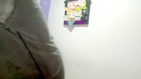 Snapshot of petiteivoryqueen chatting on 08-03-26, 04:44 danna online show from 08-03-26, 04:44