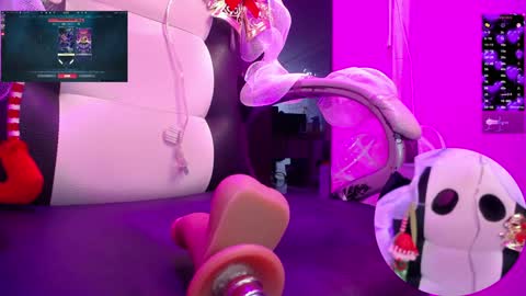 Snapshot of petitesally_ chatting on 12-28-24, 12:26 Sally online show from 12-28-24, 12:26