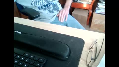 Snapshot of petitwilly chatting on 09-22-25, 07:32 petitwilly online show from 09-22-25, 07:32