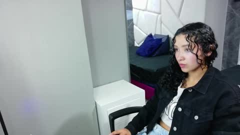 Snapshot of pettymoon chatting on 10-19-25, 11:33 Moon online show from 10-19-25, 11:33
