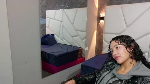 Snapshot of pettymoon chatting on 10-25-25, 11:29 Moon online show from 10-25-25, 11:29