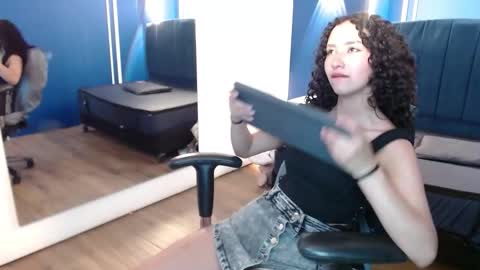 Snapshot of pettymoon chatting on 10-27-25, 04:22 Moon online show from 10-27-25, 04:22