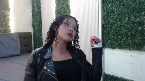 Snapshot of pettymoon chatting on 11-04-25, 12:48 Moon online show from 11-04-25, 12:48