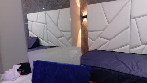 Snapshot of pettymoon chatting on 11-15-25, 11:18 Moon online show from 11-15-25, 11:18