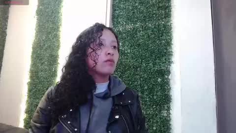 Snapshot of pettymoon chatting on 11-27-25, 11:23 Moon online show from 11-27-25, 11:23