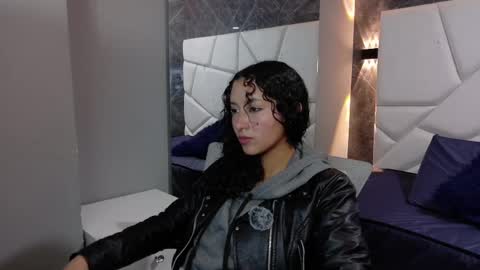 Snapshot of pettymoon chatting on 11-29-25, 11:35 Moon online show from 11-29-25, 11:35