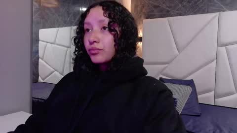 Snapshot of pettymoon chatting on 12-18-25, 11:27 Moon online show from 12-18-25, 11:27