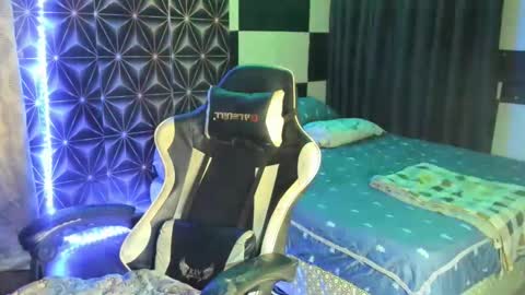 Snapshot of philhotbody chatting on 01-14-25, 11:42 AJ online show from 01-14-25, 11:42