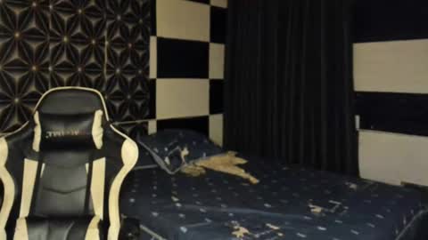 Snapshot of philhotbody chatting on 02-14-25, 10:17 AJ online show from 02-14-25, 10:17