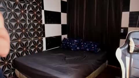 Snapshot of philhotbody chatting on 12-04-25, 07:39 AJ online show from 12-04-25, 07:39