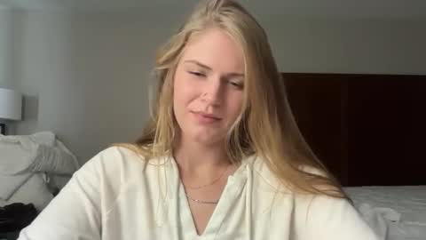 Snapshot of phoenixbabie21 chatting on 12-17-25, 06:14 phoenixbabie21 online show from 12-17-25, 06:14