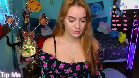 Snapshot of phoenixlunar chatting on 10-16-25, 06:36 Selena online show from 10-16-25, 06:36