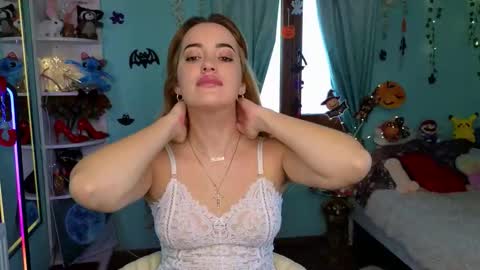 Snapshot of phoenixlunar chatting on 10-23-25, 07:18 Selena online show from 10-23-25, 07:18