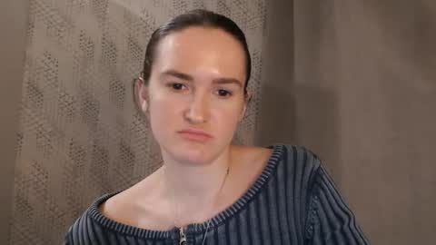 Snapshot of pineapple__mood chatting on 03-01-25, 03:27 online show from 03-01-25, 03:27