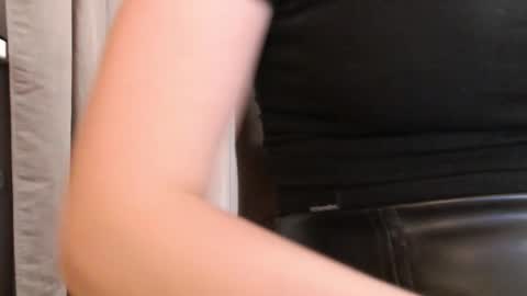 Snapshot of pineapple__mood chatting on 09-14-25, 06:07 online show from 09-14-25, 06:07