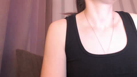 Snapshot of pineapple__mood chatting on 09-17-25, 06:37 online show from 09-17-25, 06:37