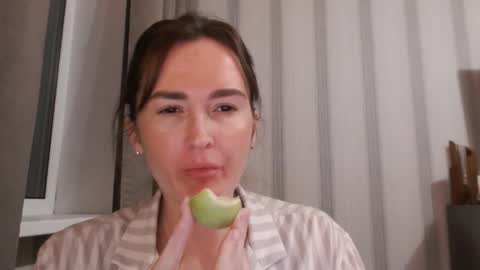 Snapshot of pineapple__mood chatting on 09-18-25, 07:05 online show from 09-18-25, 07:05