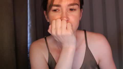 Snapshot of pineapple__mood chatting on 09-30-25, 06:40 online show from 09-30-25, 06:40