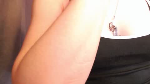 Snapshot of pineapple__mood chatting on 10-23-25, 07:07 online show from 10-23-25, 07:07