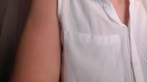 Snapshot of pineapple__mood chatting on 10-27-25, 06:28 online show from 10-27-25, 06:28