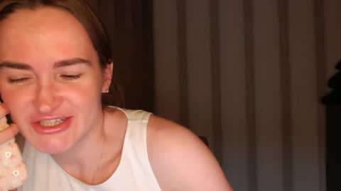 Snapshot of pineapple__mood chatting on 12-13-25, 07:53 online show from 12-13-25, 07:53